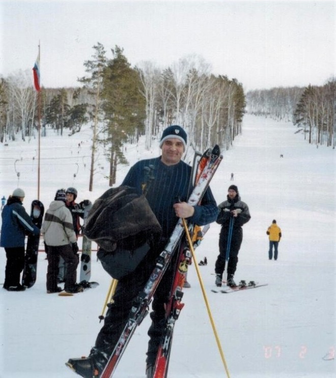 Стоя на гамаке на лыжах